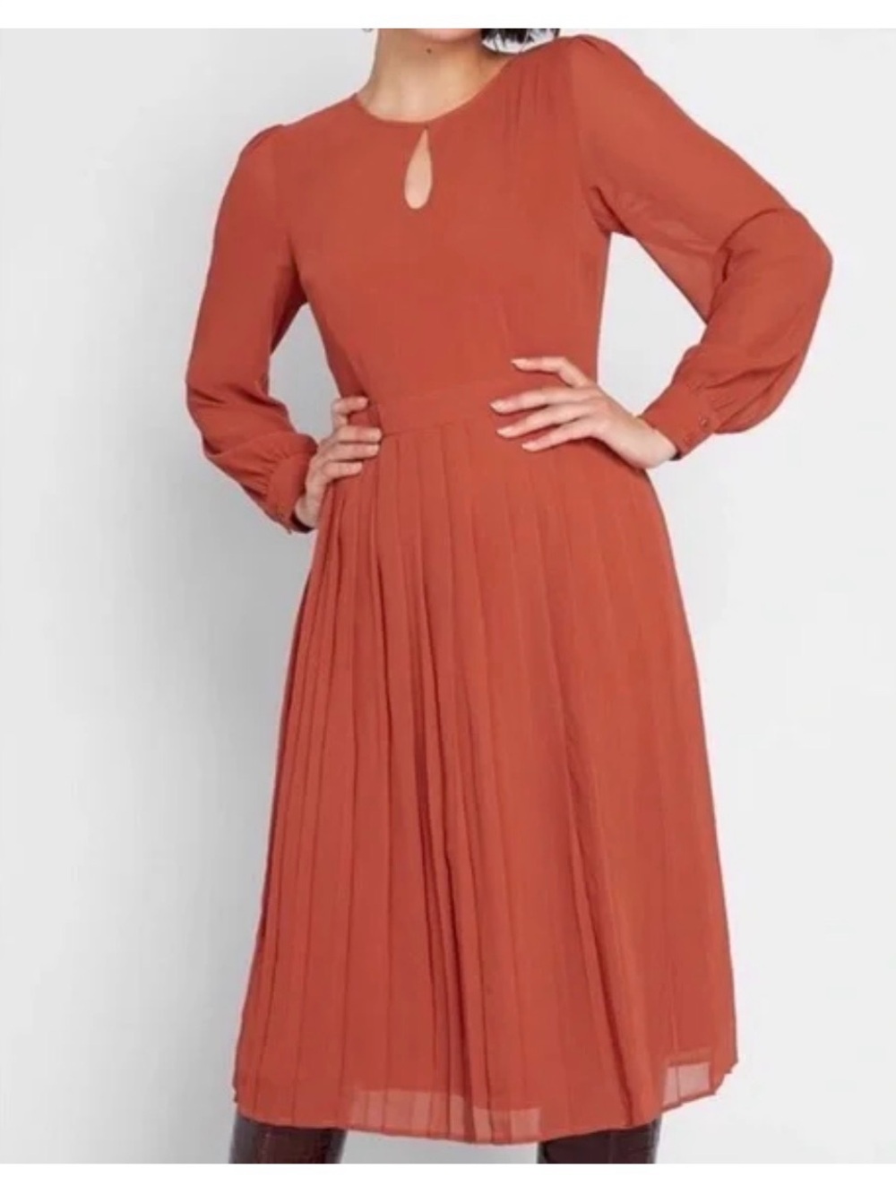 Mod Cloth Women's Long Sleeve Pleated Midi Dress in Rust
